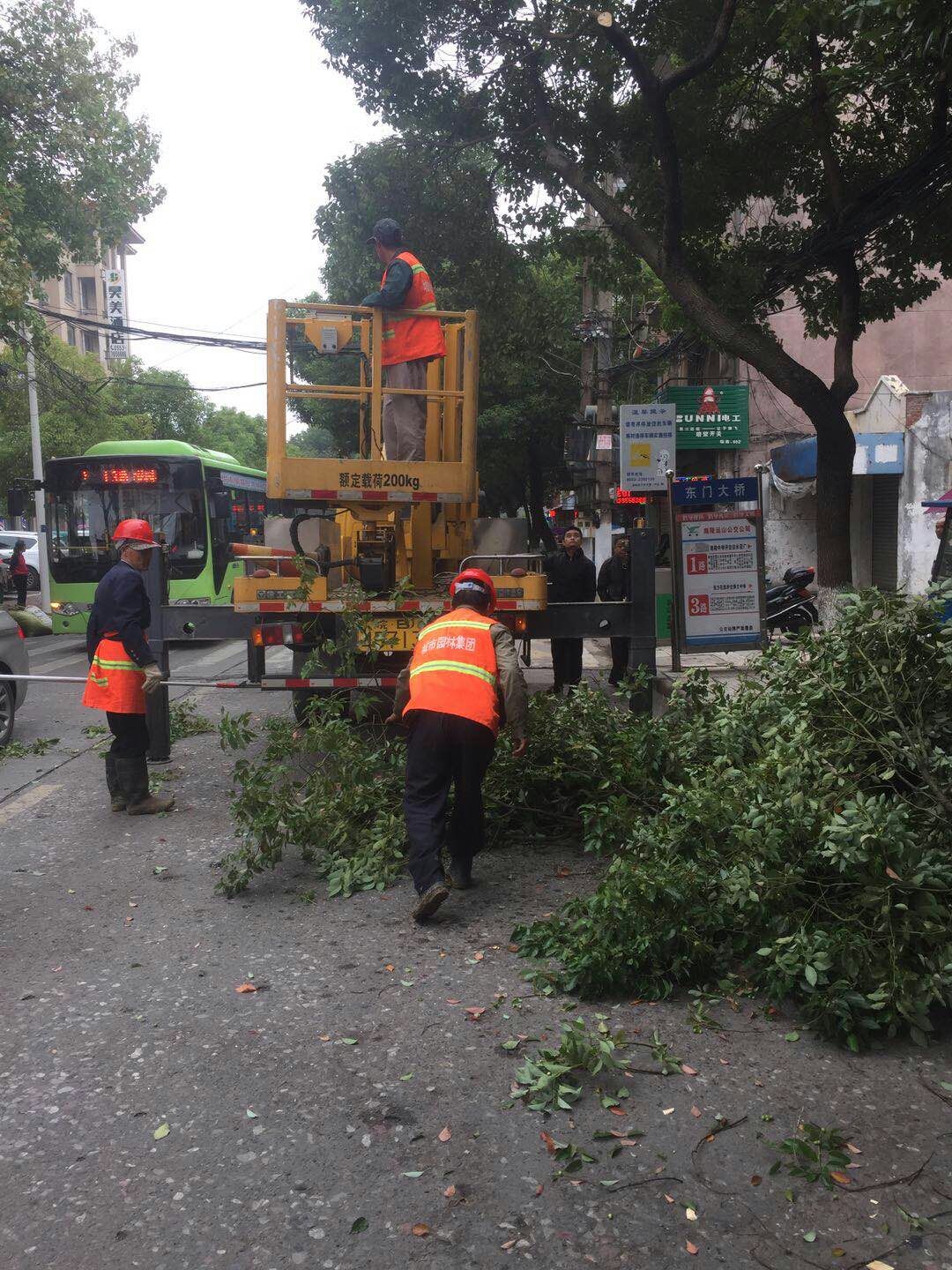 近日，我公司根據南陵縣市政園林所通知，組織安排人員車(chē)輛協(xié)助市政園林所路燈科修剪陵陽(yáng)路兩側遮擋路燈照明的樹(shù)枝。此項工作持續了三天，消除了因路燈光照不足帶來(lái)的夜間通行安全隱患問(wèn)題，受到沿線(xiàn)居民一致好評。