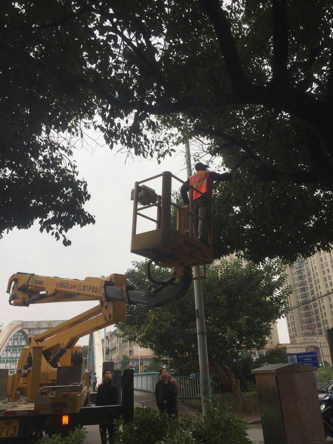 近日，我公司根據南陵縣市政園林所通知，組織安排人員車(chē)輛協(xié)助市政園林所路燈科修剪陵陽(yáng)路兩側遮擋路燈照明的樹(shù)枝。此項工作持續了三天，消除了因路燈光照不足帶來(lái)的夜間通行安全隱患問(wèn)題，受到沿線(xiàn)居民一致好評。